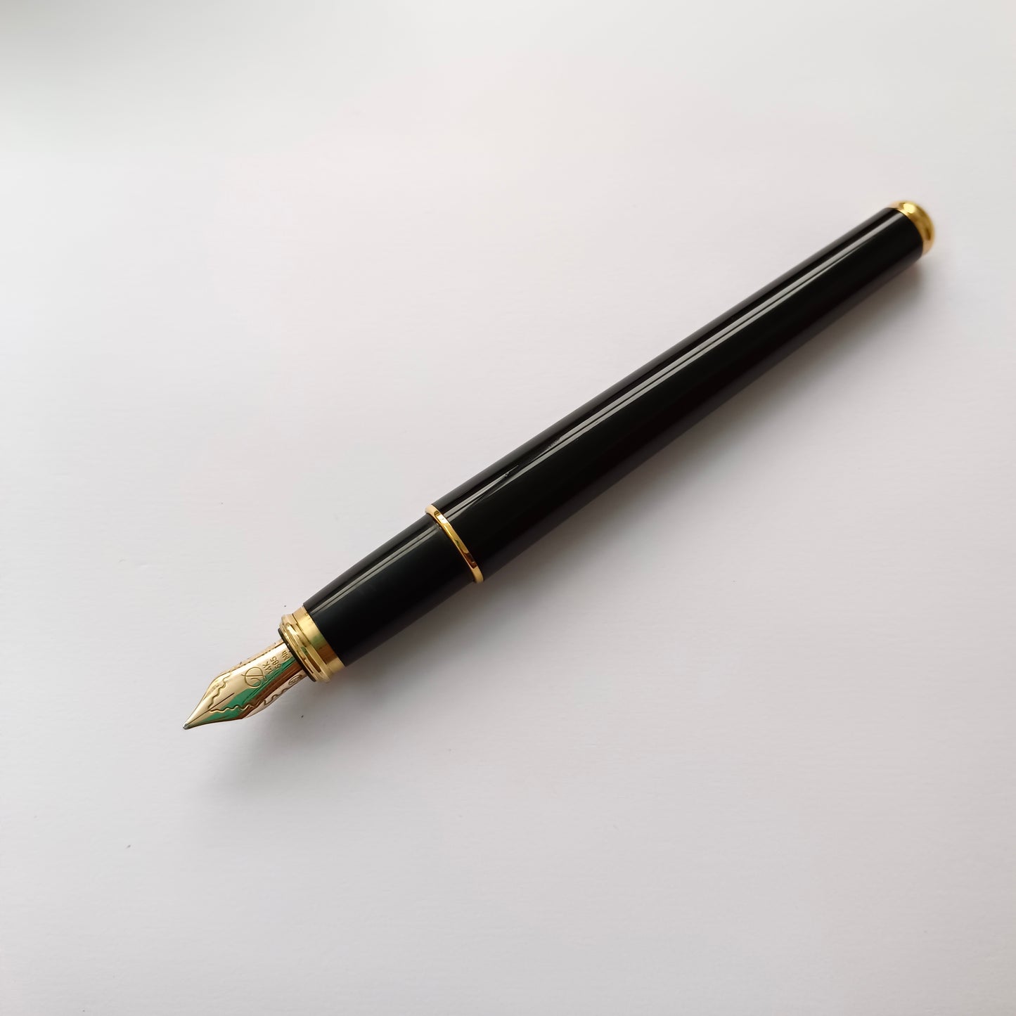 ST DuPont Olympio Black Lacquer & Gold Plated Fountain pen