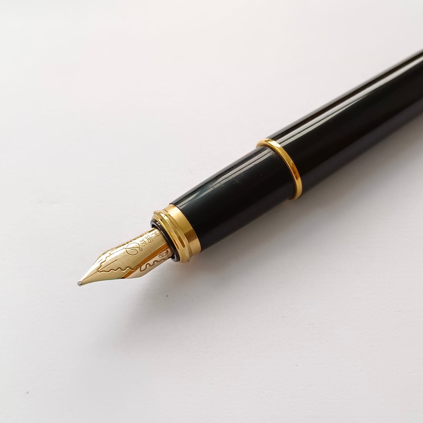 ST DuPont Olympio Black Lacquer & Gold Plated Fountain pen