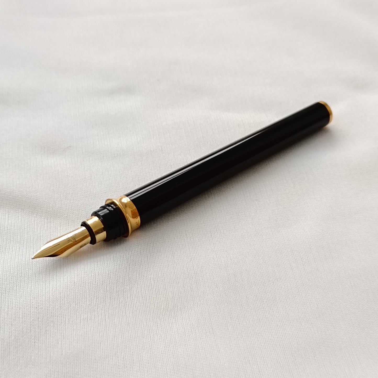 S.T. Dupont Black Lacquer Gatsby Fountain Pen