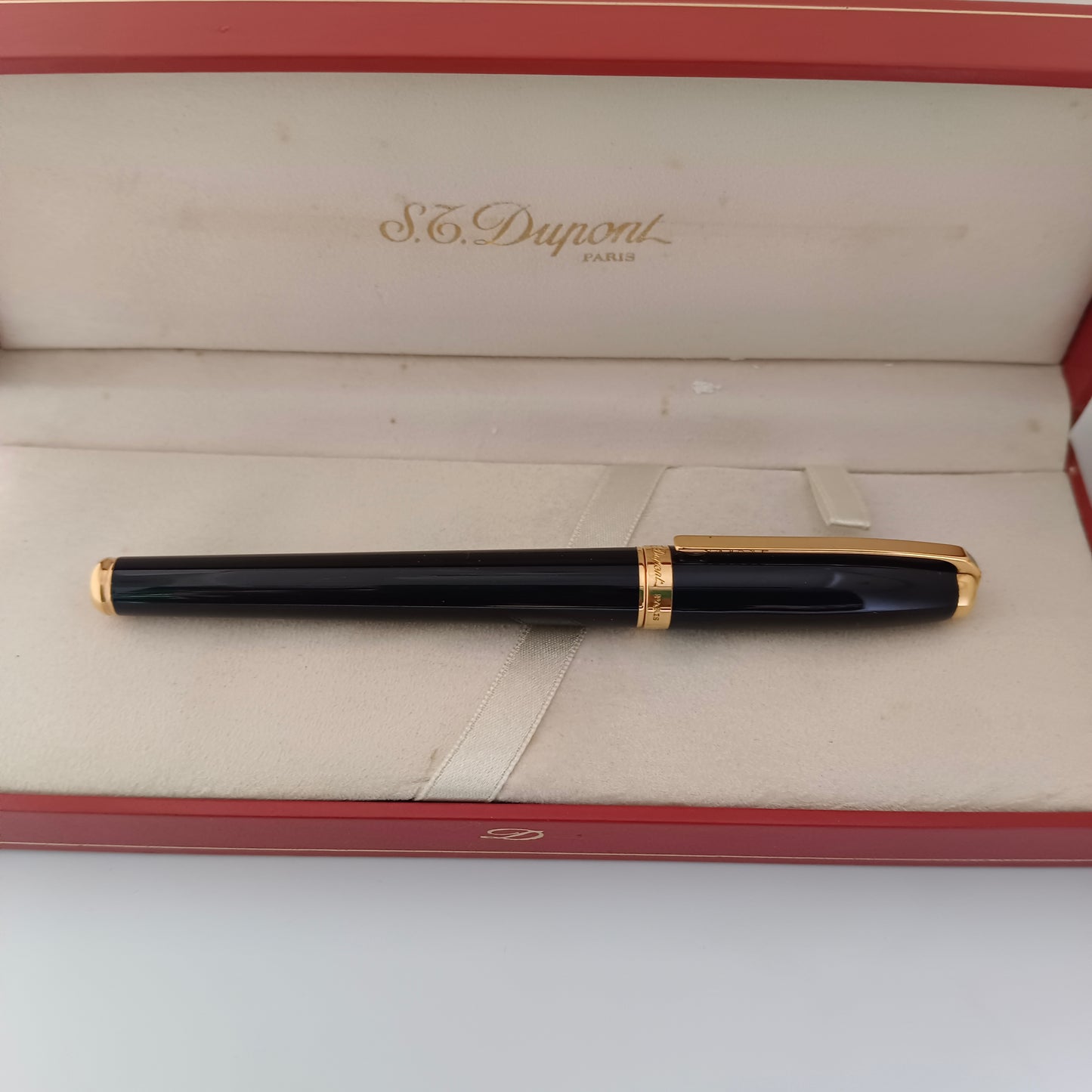ST DuPont Olympio Black Lacquer & Gold Plated Fountain pen