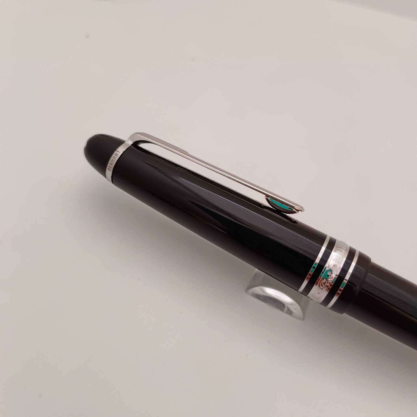 Montblanc Meisterstuck Classique 145 Fountain Pen - Platinum Trim