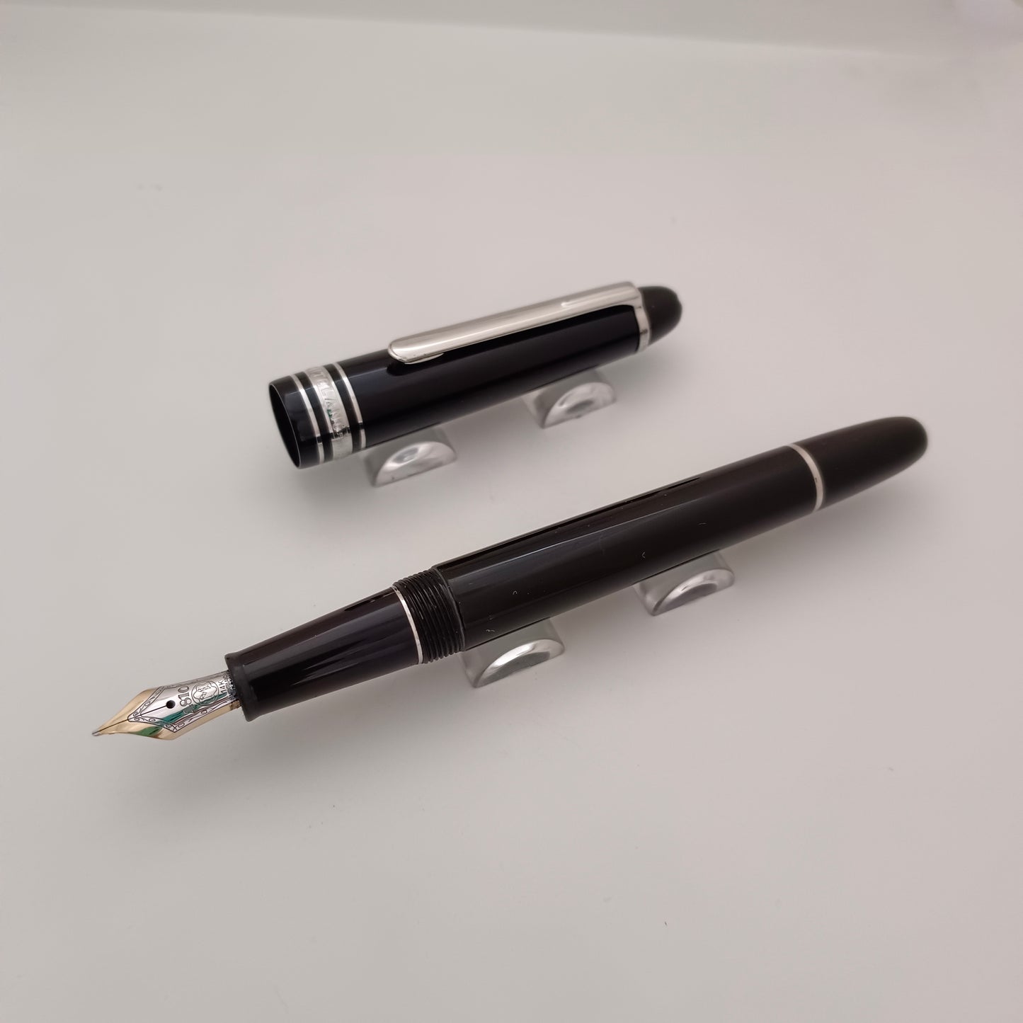 Montblanc Meisterstuck Classique 145 Fountain Pen - Platinum Trim