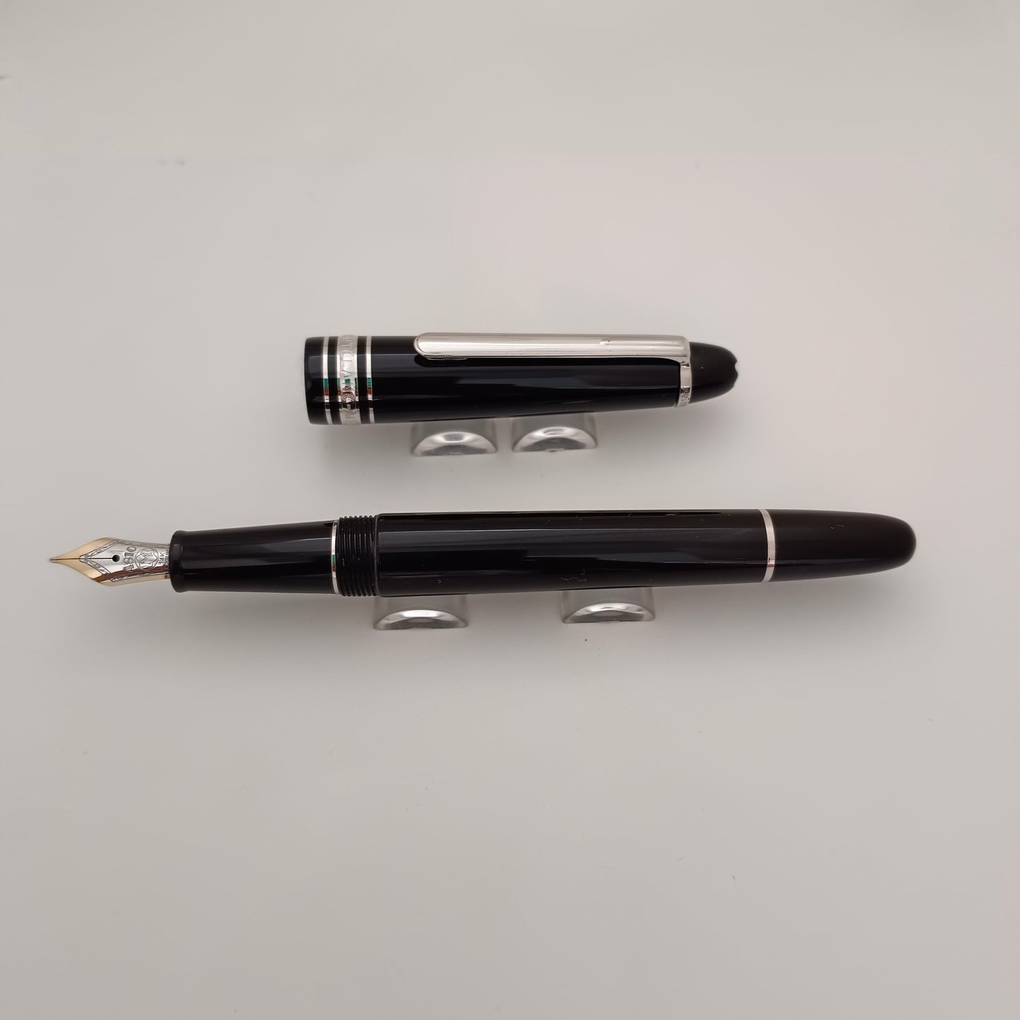 Montblanc Meisterstuck Classique 145 Fountain Pen - Platinum Trim