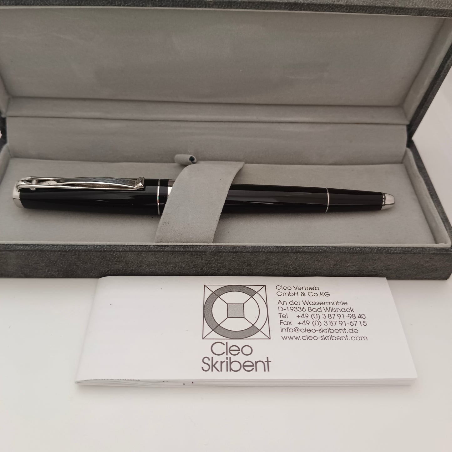 Cleo Black Resin Fountain Pen - 18kt Gold Nib Made in Germany