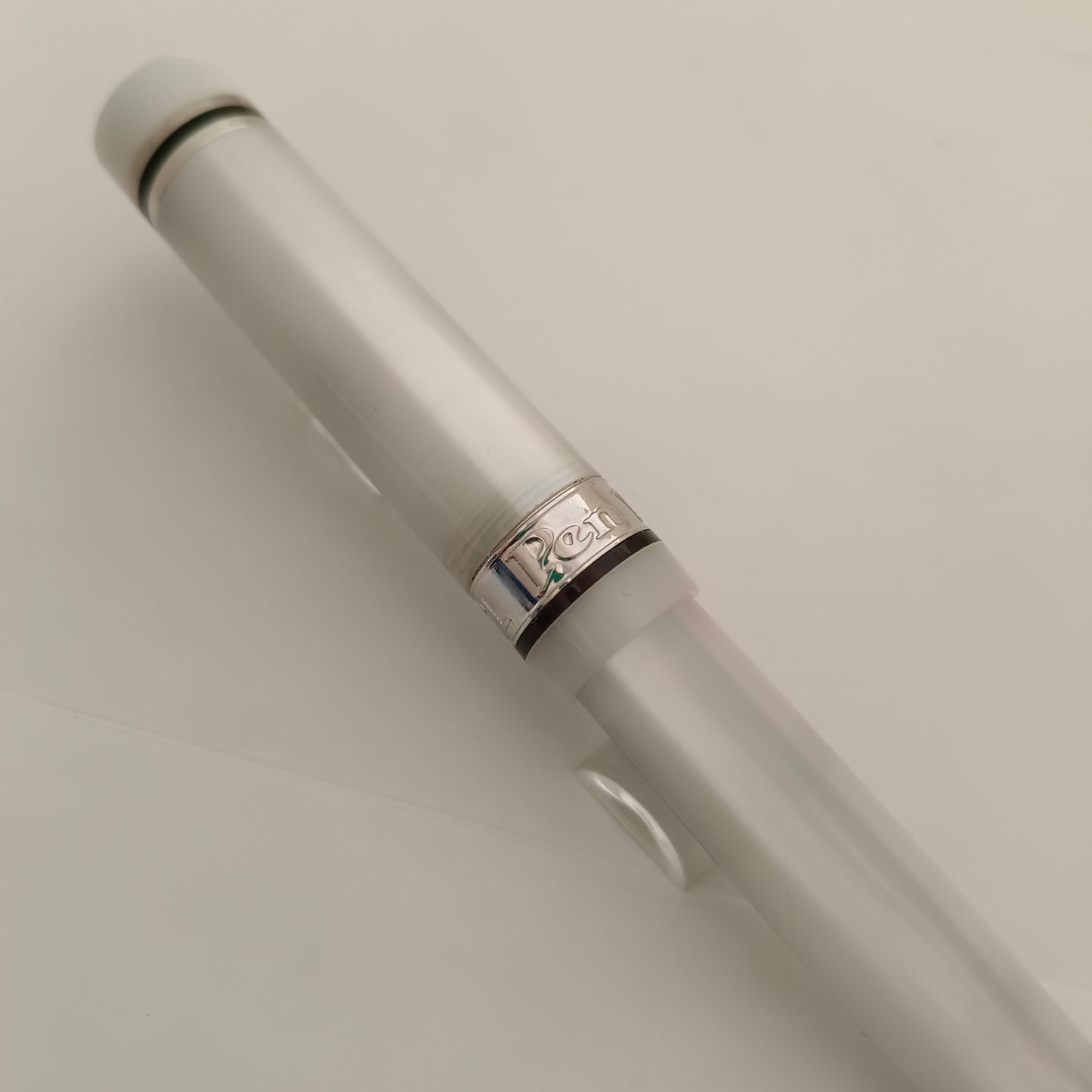 Rare Bexley Arctic White 14kt Gold Nib Fountain Pen