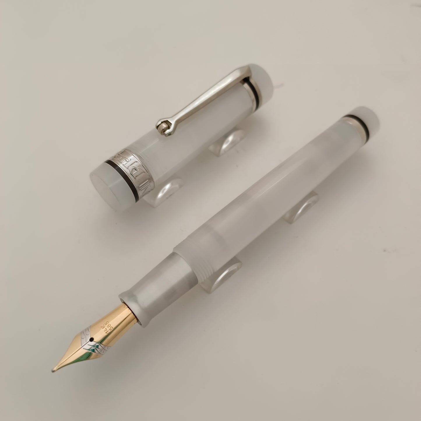 Rare Bexley Arctic White 14kt Gold Nib Fountain Pen