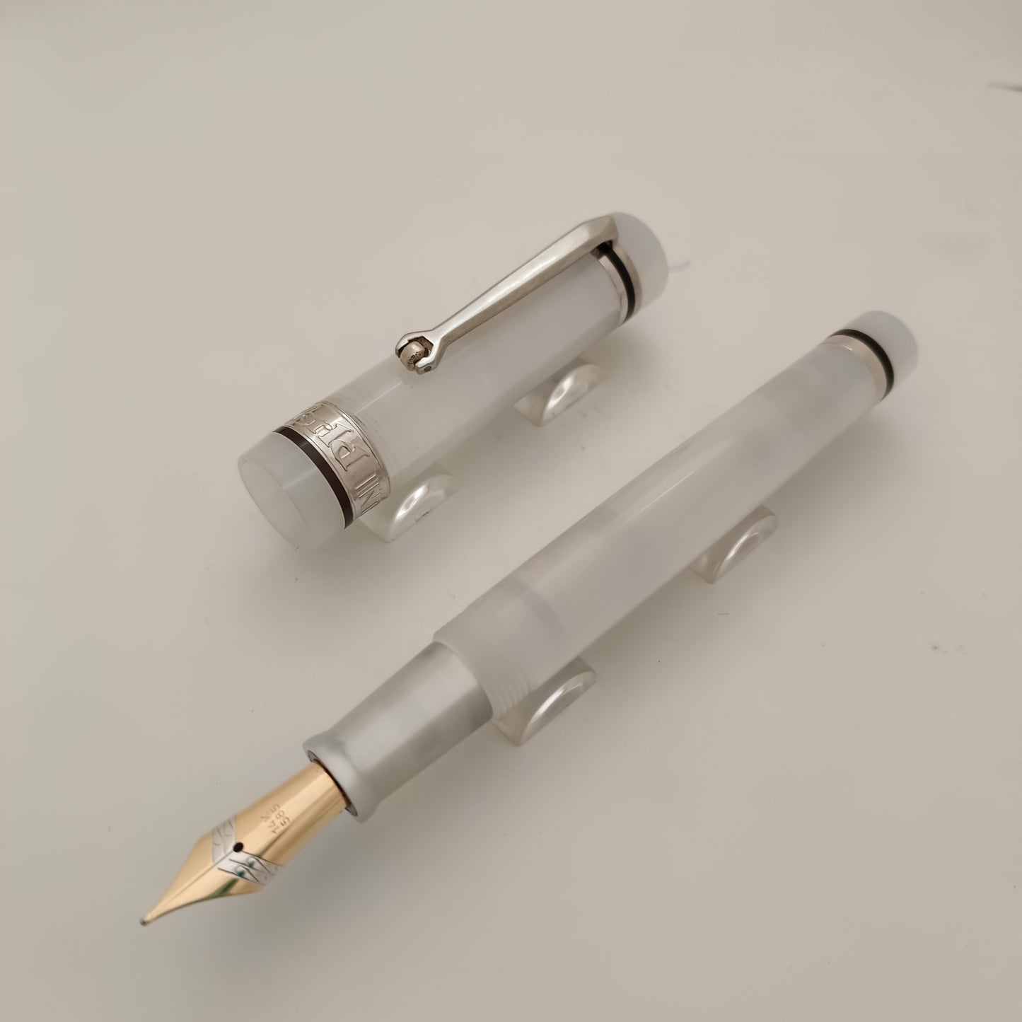 Rare Bexley Arctic White 14kt Gold Nib Fountain Pen