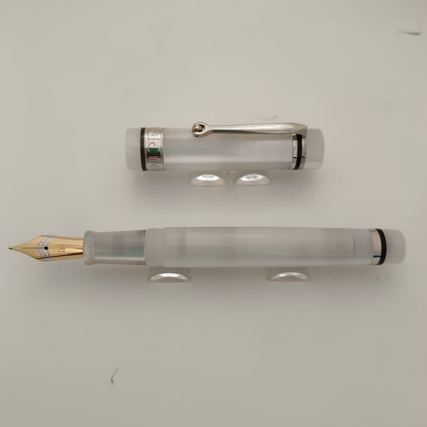 Rare Bexley Arctic White 14kt Gold Nib Fountain Pen