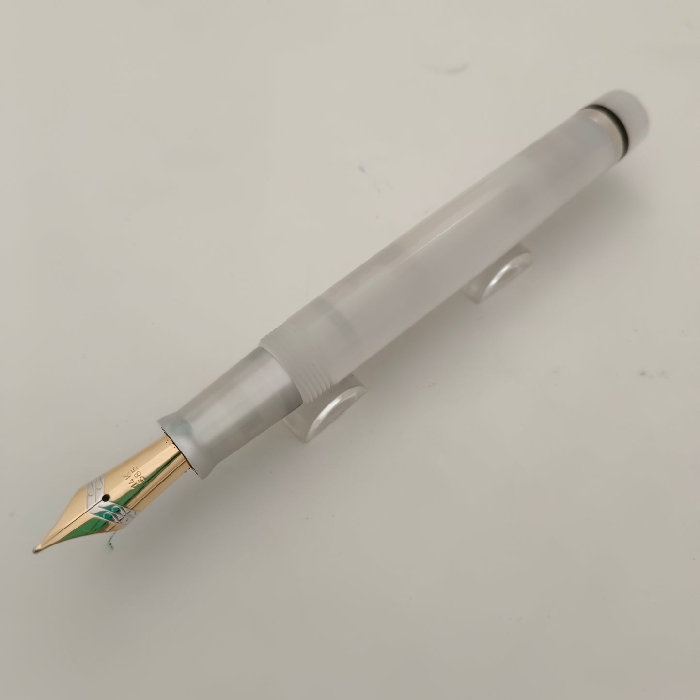 Rare Bexley Arctic White 14kt Gold Nib Fountain Pen