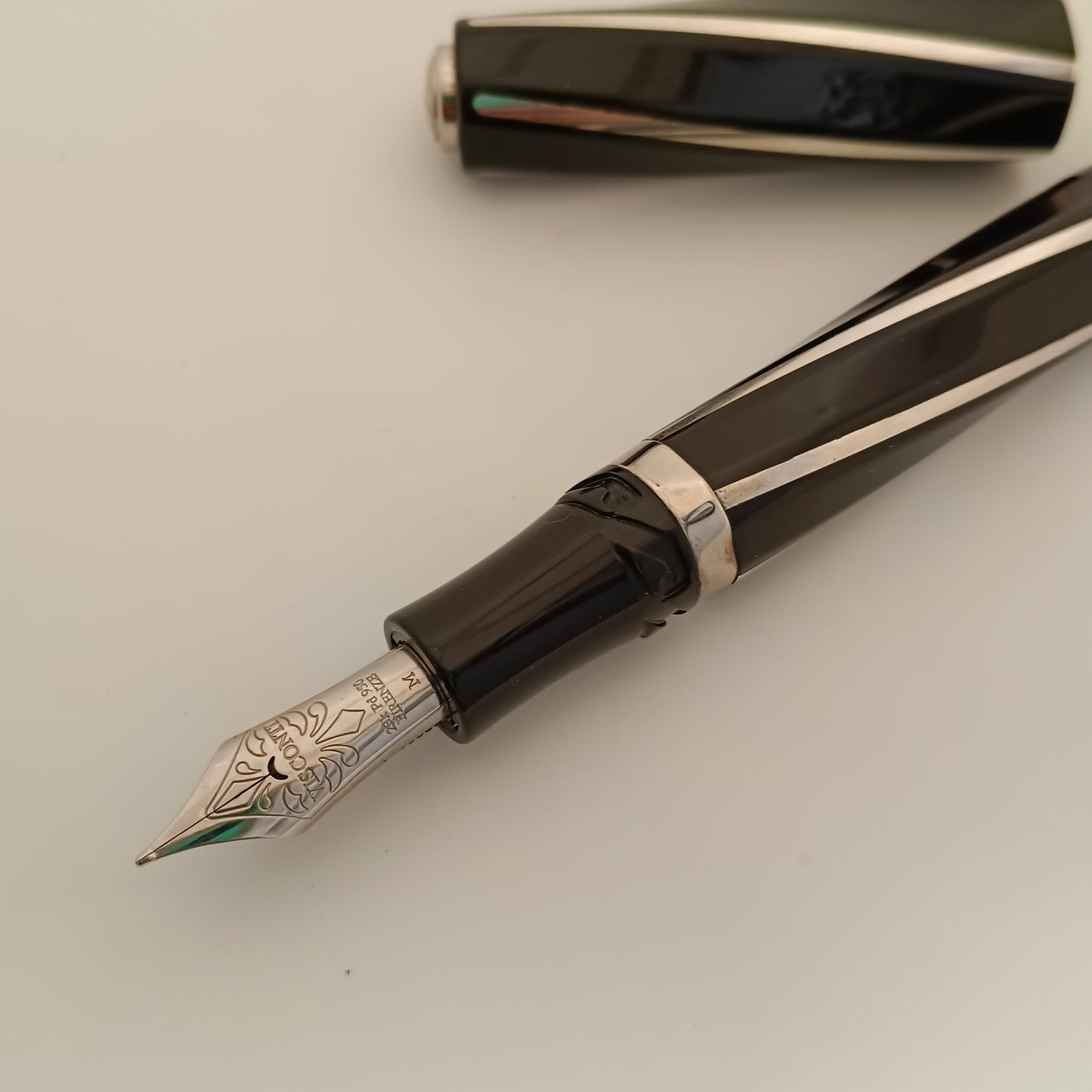 Visconti Divina Elegance Oversize Black Fountain Pen