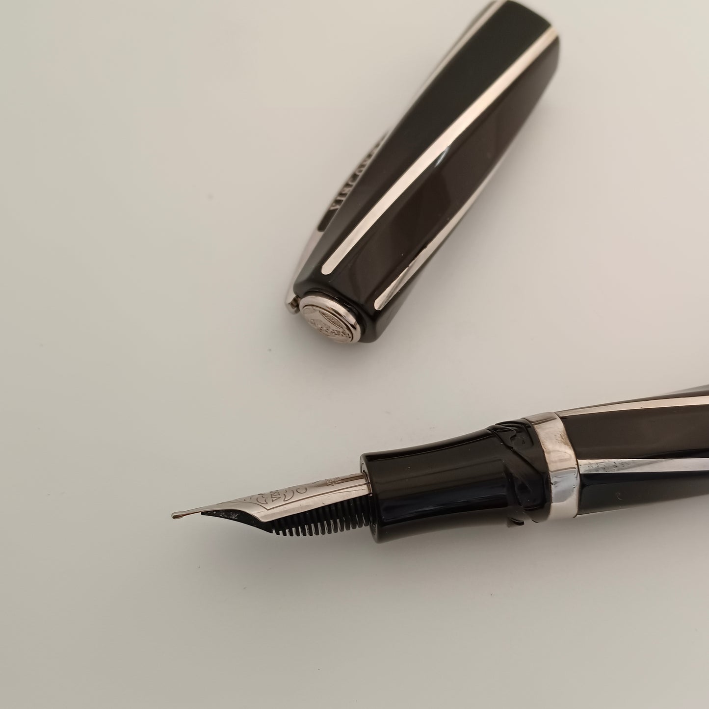Visconti Divina Elegance Oversize Black Fountain Pen