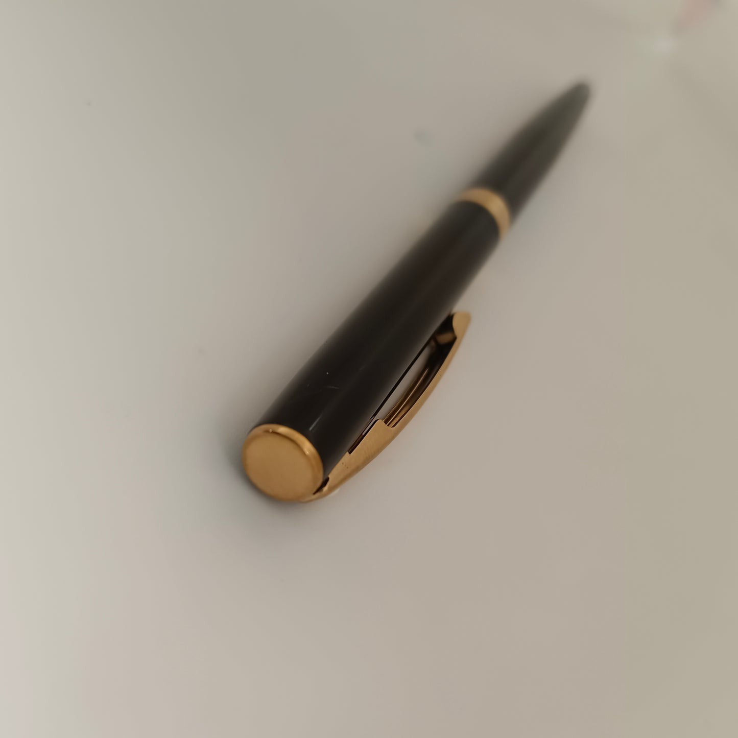 Sheaffer SAGARIS 9471 Gloss Black Ballpoint Pen With Gold Tone trim