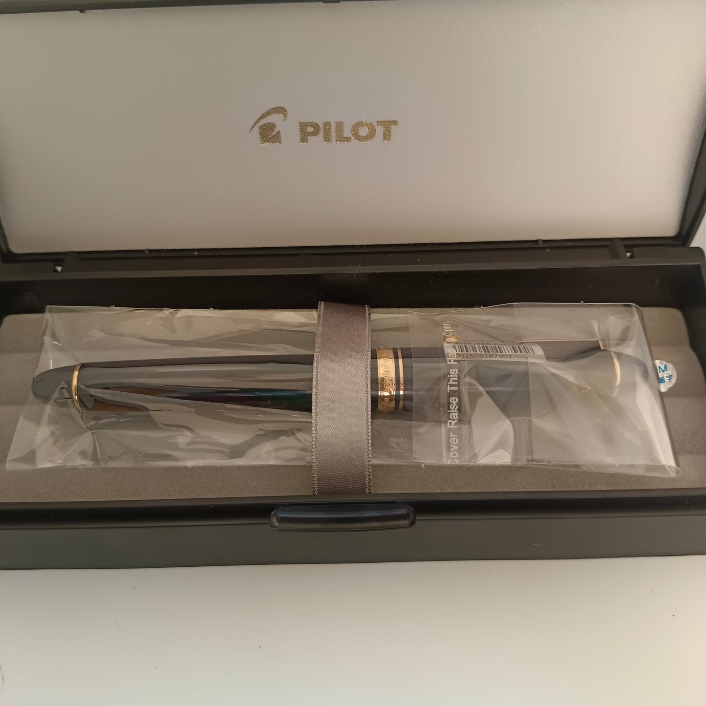 Pilot Custom 742 Black Fountain Pen - Gold Trim
