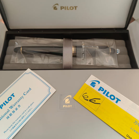Pilot Custom 742 Black Fountain Pen - Gold Trim