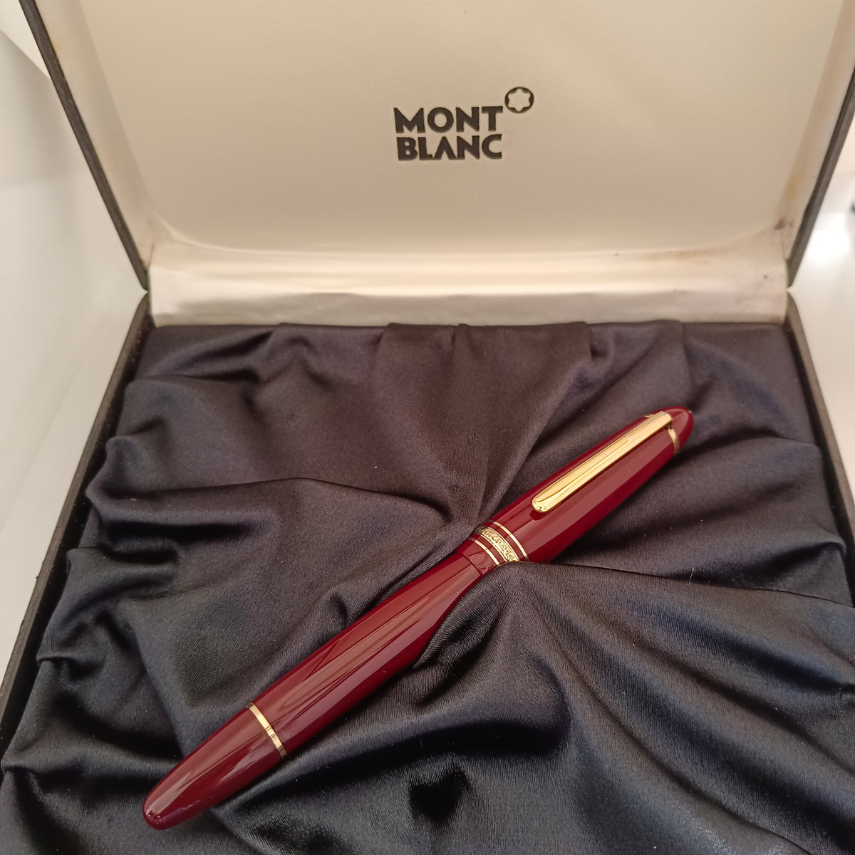 Montblanc Meisterstuck Burgundy Red Legrand fountain pen