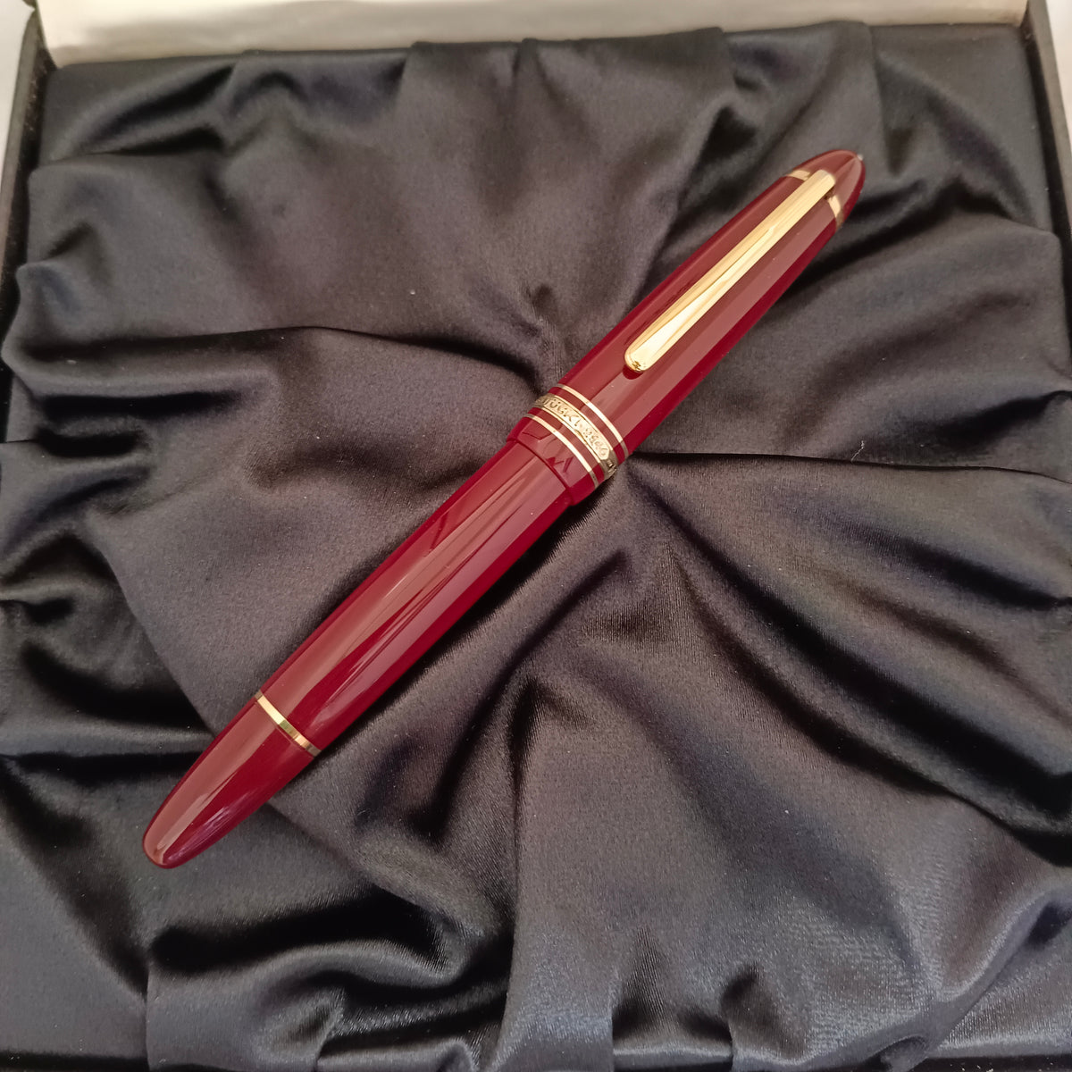 Montblanc Meisterstuck Burgundy Red Legrand fountain pen