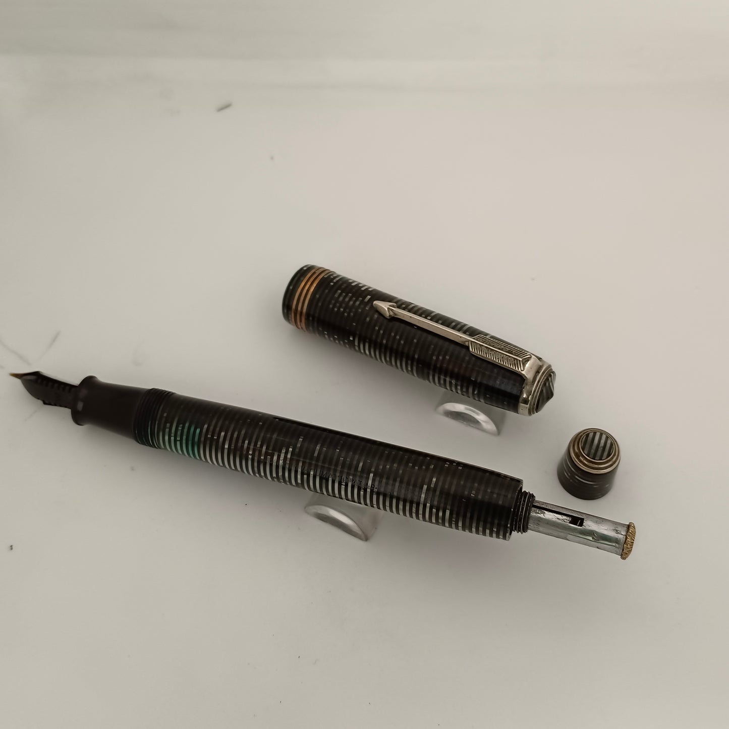 Parker Vacumatic Standdard Lockdown Filler Fountain Pen - Silver Pearl