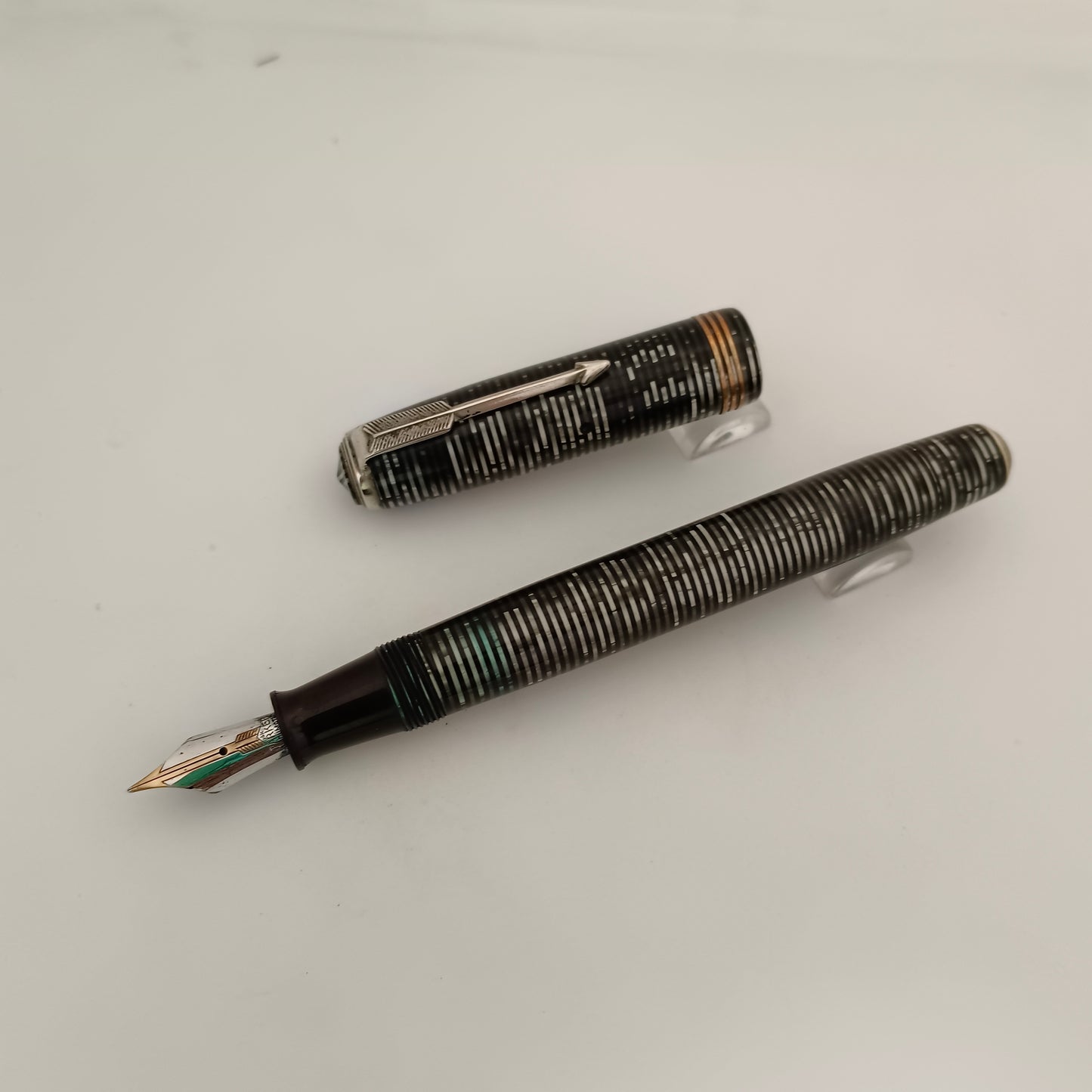 Parker Vacumatic Standdard Lockdown Filler Fountain Pen - Silver Pearl