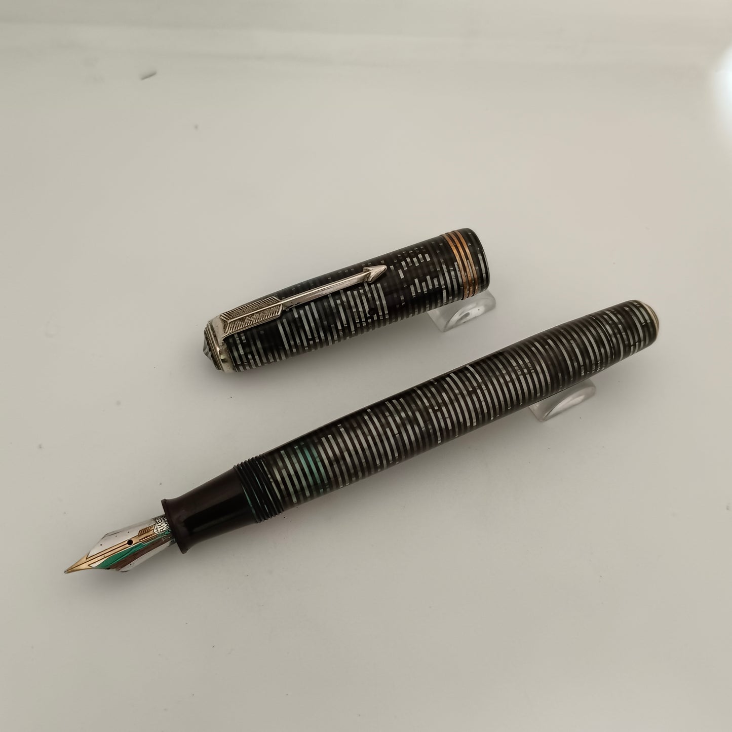 Parker Vacumatic Standdard Lockdown Filler Fountain Pen - Silver Pearl
