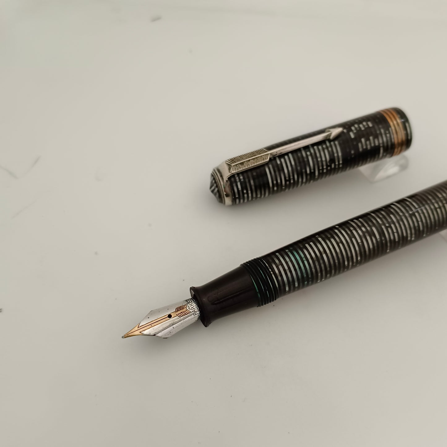 Parker Vacumatic Standdard Lockdown Filler Fountain Pen - Silver Pearl