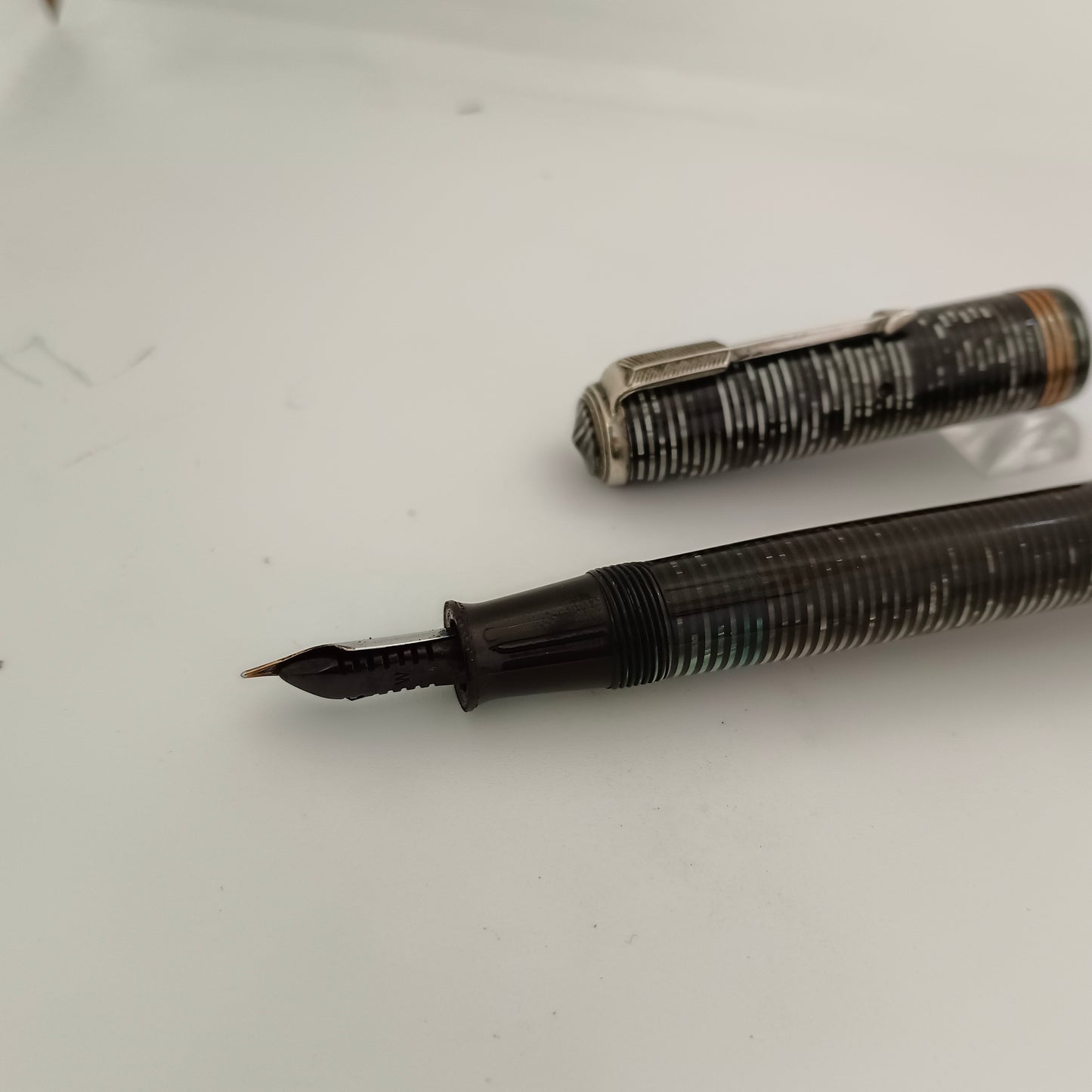 Parker Vacumatic Standdard Lockdown Filler Fountain Pen - Silver Pearl