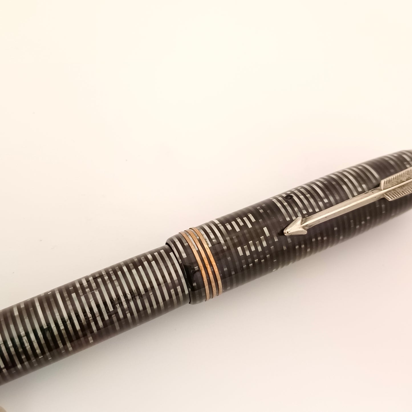 Parker Vacumatic Standdard Lockdown Filler Fountain Pen - Silver Pearl