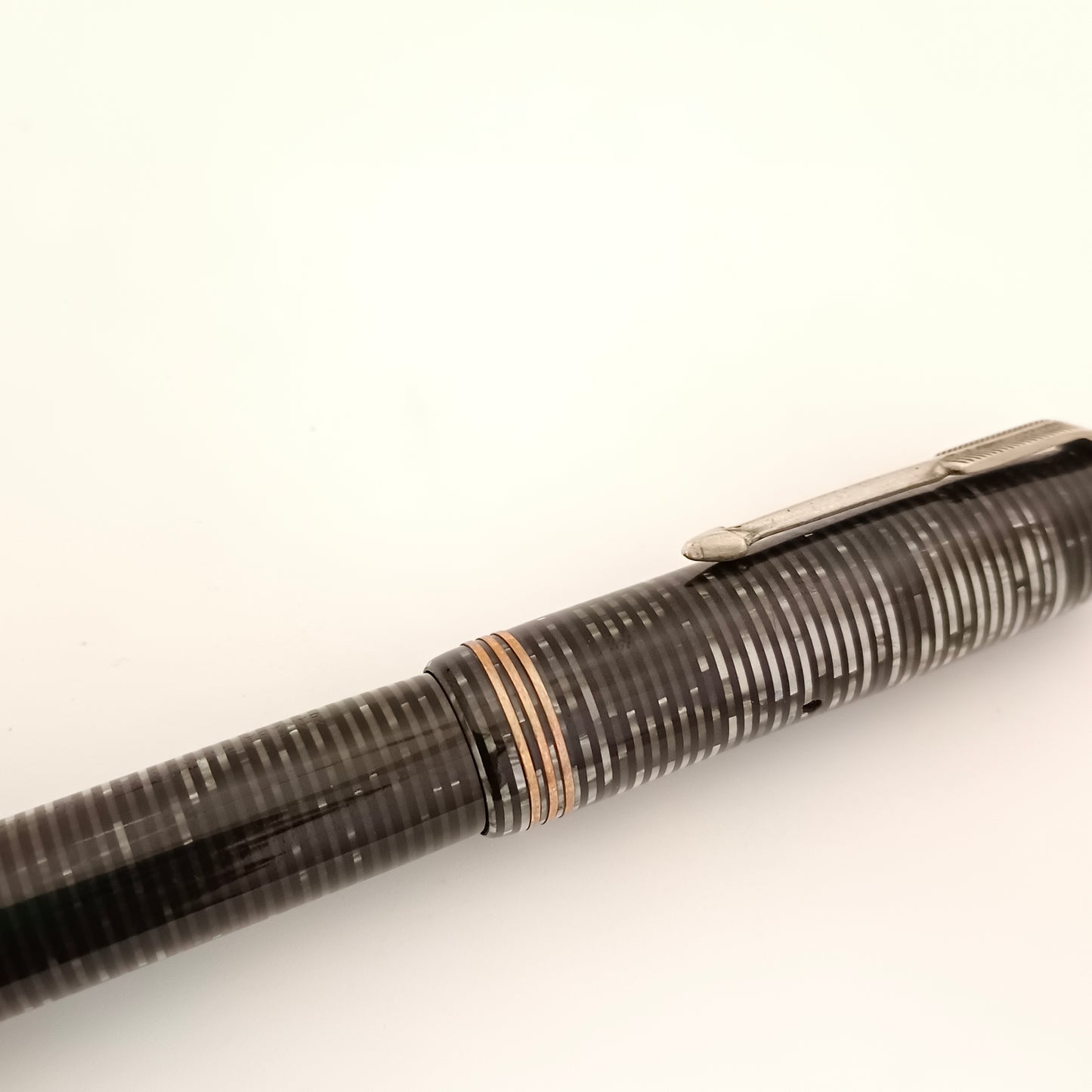 Parker Vacumatic Standdard Lockdown Filler Fountain Pen - Silver Pearl