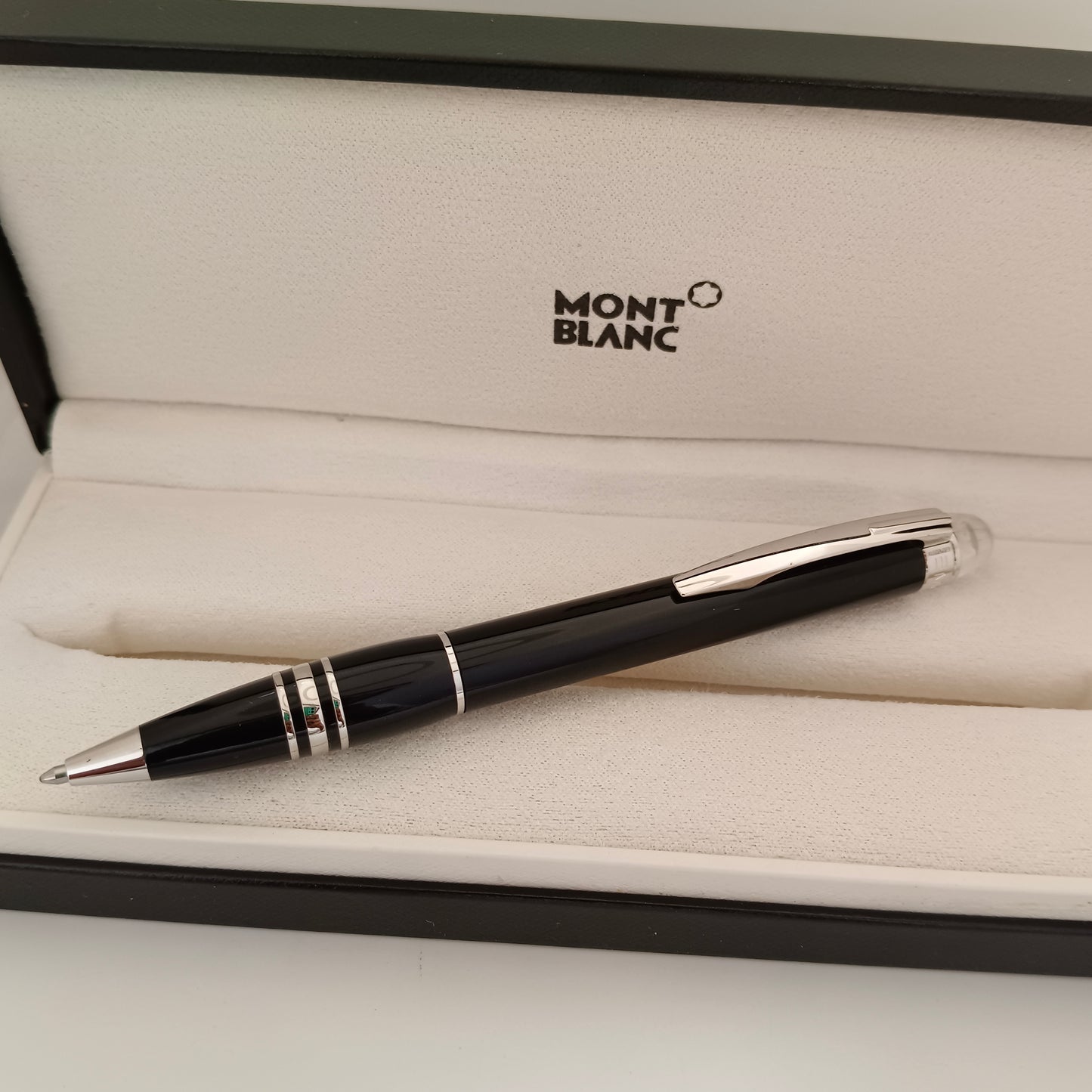 Montblanc Starwalker Black Fountain Pen - Platinum Trim