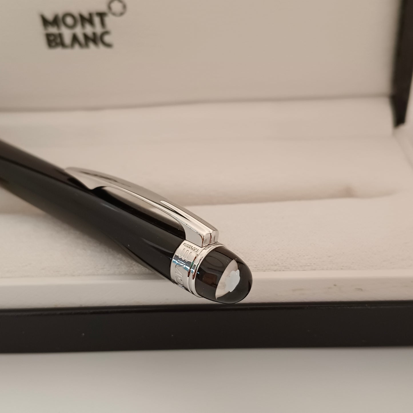 Montblanc Starwalker Black Fountain Pen - Platinum Trim