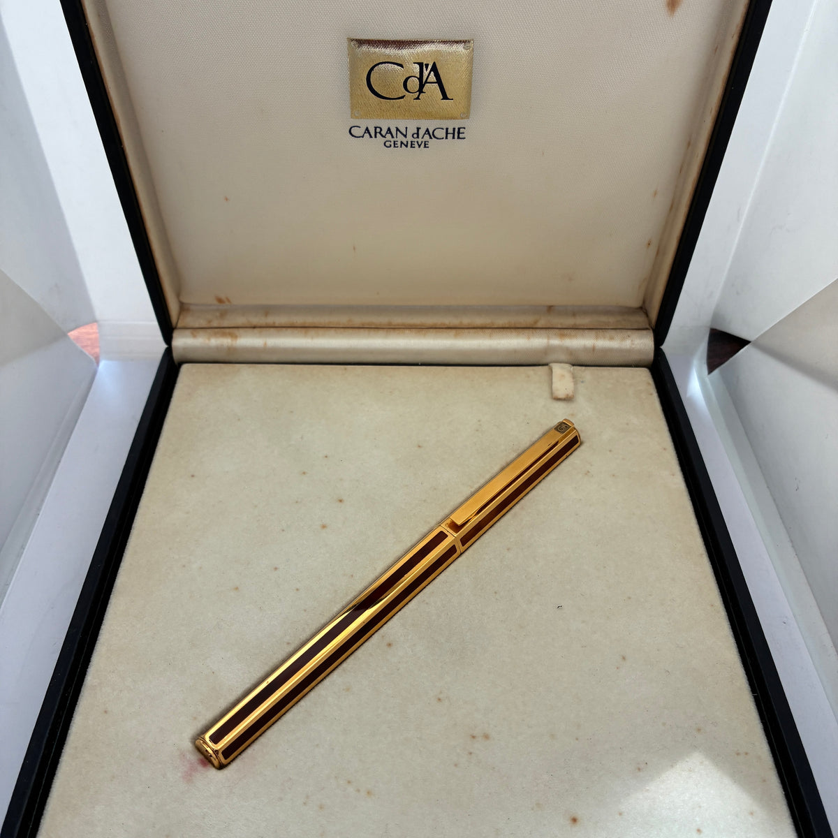 Caran d'Ache Hexagonal Ecaille Chinese Lacquer Fountain Pen- Gold Plated with Red Stripe
