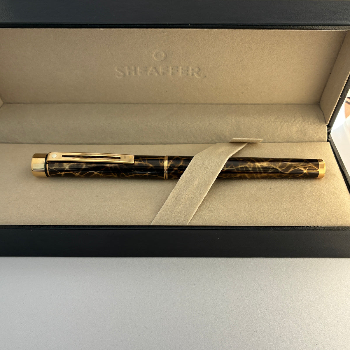 Sheaffer Targa 1044 Laque Filigree Golden Black Fountain Pen