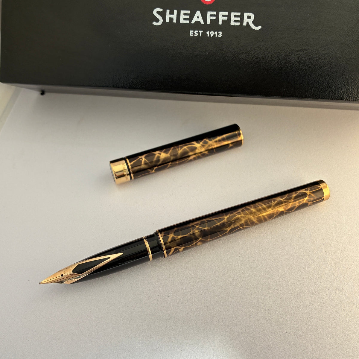 Sheaffer Targa 1044 Laque Filigree Golden Black Fountain Pen
