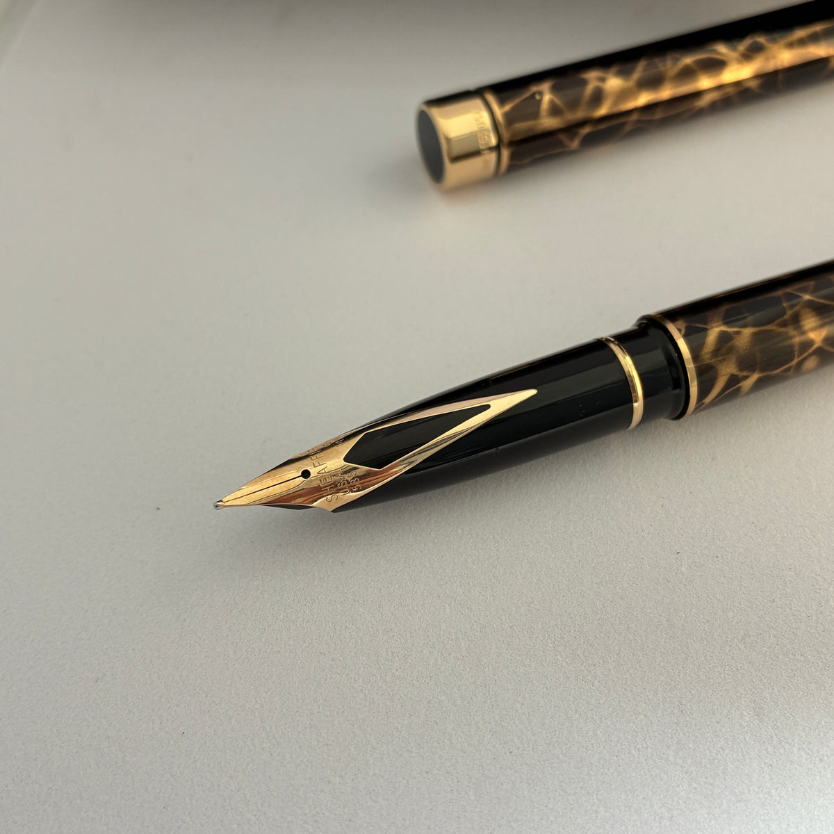Sheaffer Targa 1044 Laque Filigree Golden Black Fountain Pen