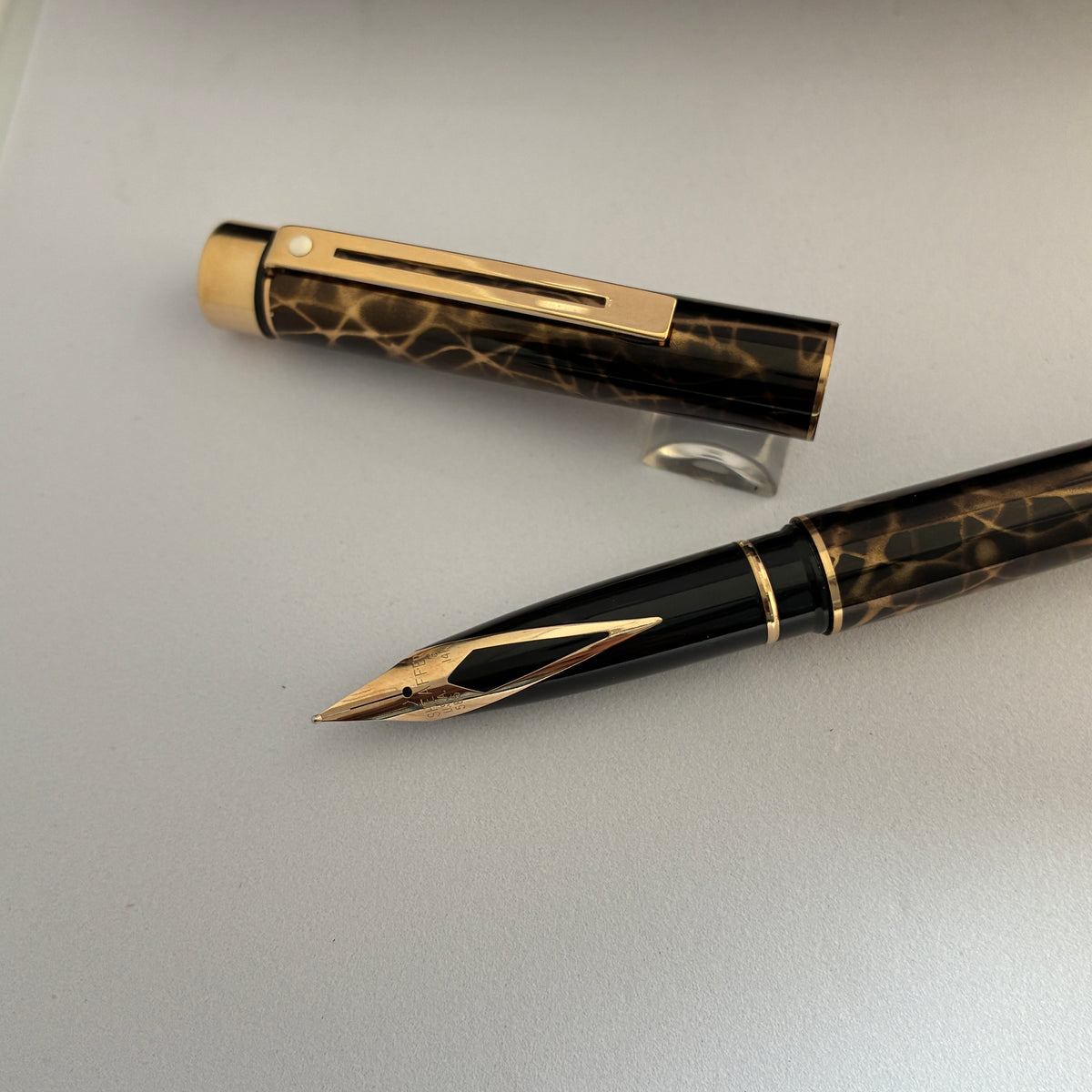 Sheaffer Targa 1044 Laque Filigree Golden Black Fountain Pen