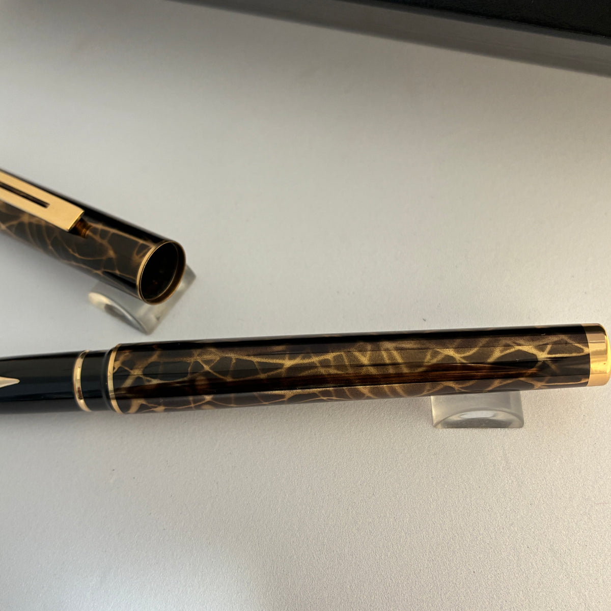 Sheaffer Targa 1044 Laque Filigree Golden Black Fountain Pen